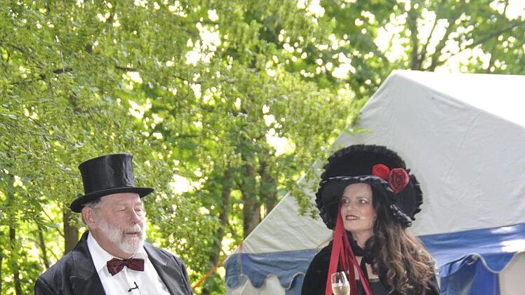 Werner Bergmann und Claudia Albrecht begrüßen stilgerecht die Gäste. Foto: Peter Klopf