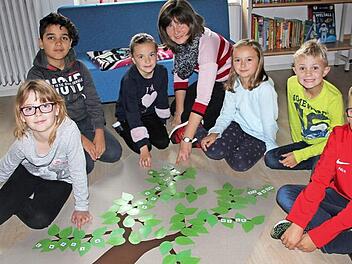Spielend mit dem Buchstaben Lesen und Sätzebilden lernen. Im Bild von links: Leonie Nemitz, Husain Ali Aloush, Lara Neubauer, Emma Vetter, Moritz Föhrweißer und Nick Brummer mit Annett Schlegel  Fotos: Veronika Schadeck