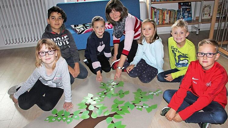 Spielend mit dem Buchstaben Lesen und Sätzebilden lernen. Im Bild von links: Leonie Nemitz, Husain Ali Aloush, Lara Neubauer, Emma Vetter, Moritz Föhrweißer und Nick Brummer mit Annett Schlegel  Fotos: Veronika Schadeck