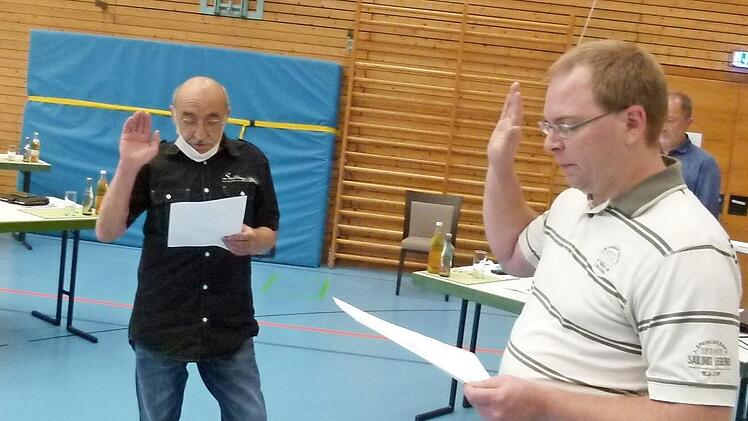 Vereidigung der Feldgeschworenen Wilhelm Stein (links) und Christian Schumann (rechts)  Foto: Lothar Weidner