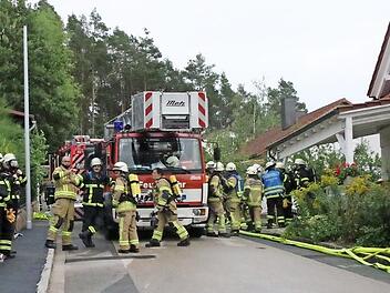 Rund 120 Einsatzkräfte kamen an den Brandort. Es war nachalarmiert worden. Im Technikraum des Wohnhauses mit der Speicherbatterie der Photovoltaikanlage war das Feuer ausgebrochen.  Foto: Michael Stelzner