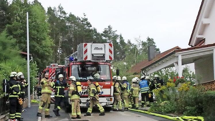 Rund 120 Einsatzkräfte kamen an den Brandort. Es war nachalarmiert worden. Im Technikraum des Wohnhauses mit der Speicherbatterie der Photovoltaikanlage war das Feuer ausgebrochen.  Foto: Michael Stelzner