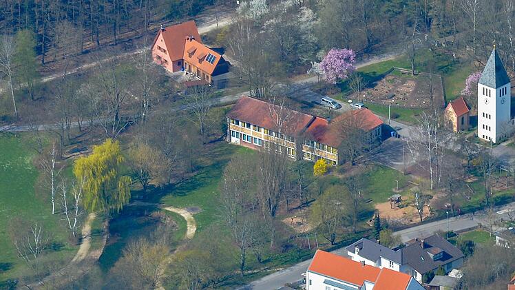 Die Stadt weist die Vorwürfe der CSU zurück: Laut OB Andreas Starke war ein neuer Löschwasserbehälter neben der Schule schon länger geplant.  Foto: Ronald Rinklef