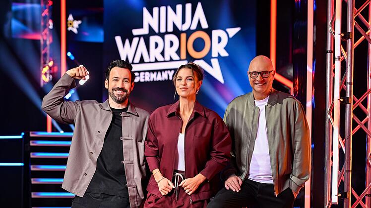 Melden sich mit fiesen Sprüchen zurück (von links):  Jan Köppen, Laura Wontorra und Frank "Buschi" Buschmann.