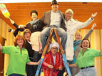 Die Himmelsleiter steht schon bereit: Sylvia Borawski, Marietta Kallfaß, Nicole Henzler, Udo Müller, Martin Langer, Margret Straßberger, Gabi Dappert und (Mitte) Lutz Heyne freuen sich auf viele Besucher. Foto: Nina Grötsch