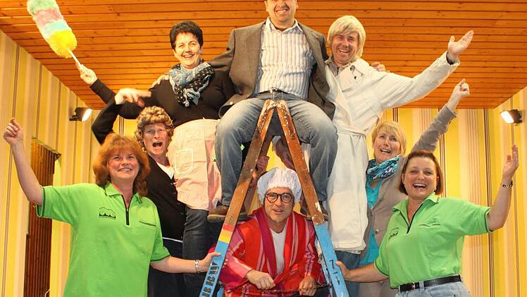 Die Himmelsleiter steht schon bereit: Sylvia Borawski, Marietta Kallfaß, Nicole Henzler, Udo Müller, Martin Langer, Margret Straßberger, Gabi Dappert und (Mitte) Lutz Heyne freuen sich auf viele Besucher. Foto: Nina Grötsch