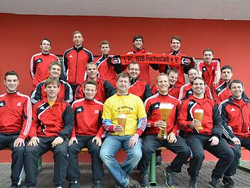Zum ersten Mal in der Vereinsgeschichte feiert eine Reserve des FC Fuchsstadt mit dem Titel in der B-Klasse Rhön 2 eine Meisterschaft. Unser Bild zeigt (hinten, von links) Harald Bayer, Sebastian Heinlein, Philipp Baldauf, Florian Thurn, Benny Wahler und Alexander Lebsak; (mittlere Reihe, von links) Julian Volpert, Dominik Vierheilig, Andreas Heidelmeier, Sebastian Wahler, Marcus Schaupp und Timo Wacker sowie (vorne, von links) Enrico Jopp, Michael Vierheilig, Luca Hermanns, Uwe Eichel, Alexa...