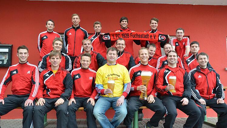 Zum ersten Mal in der Vereinsgeschichte feiert eine Reserve des FC Fuchsstadt mit dem Titel in der B-Klasse Rhön 2 eine Meisterschaft. Unser Bild zeigt (hinten, von links) Harald Bayer, Sebastian Heinlein, Philipp Baldauf, Florian Thurn, Benny Wahler und Alexander Lebsak; (mittlere Reihe, von links) Julian Volpert, Dominik Vierheilig, Andreas Heidelmeier, Sebastian Wahler, Marcus Schaupp und Timo Wacker sowie (vorne, von links) Enrico Jopp, Michael Vierheilig, Luca Hermanns, Uwe Eichel, Alexa...