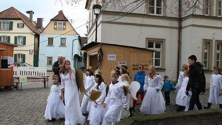Die Engelchen schwärmten aus der Kirche aus.