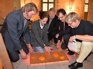 Das Künstlerpaar (links) Hubert Sandmann und Miriam Giessler erläutert seinen Entwurf für das "Hexenmahnmal". Fotos: Ronald Rinklef