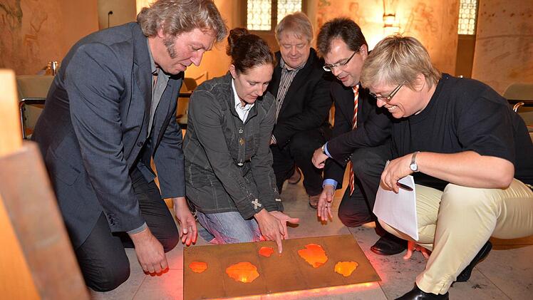Das Künstlerpaar (links) Hubert Sandmann und Miriam Giessler erläutert seinen Entwurf für das "Hexenmahnmal". Fotos: Ronald Rinklef