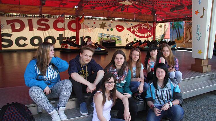 Schon zur Eröffnung ließen sich viele Kulmbacher auf Volksfest locken. Foto: Sonja Adam