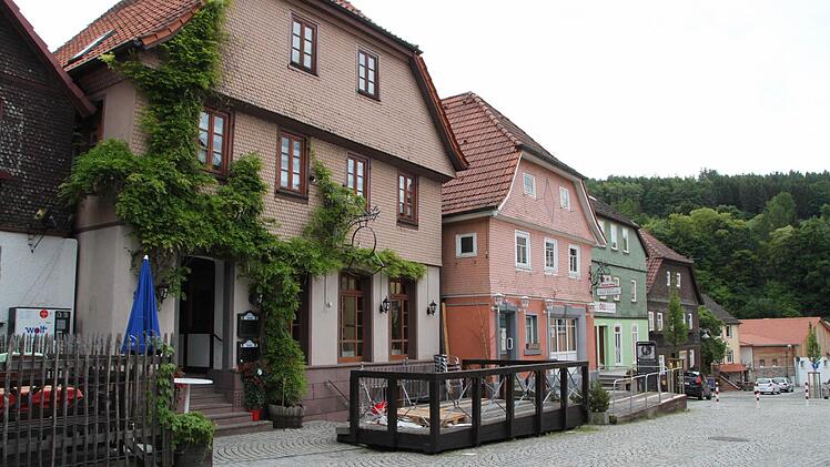 City Beach zum Stadtfest: Vor dem "Fußgänger" in der Altstadt in Bad Brückenau wird Sand aufgeschüttet. Foto: Ulrike Müller