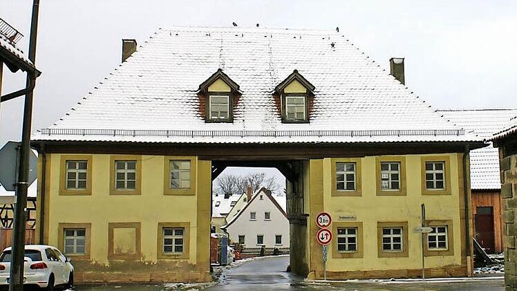 Bei der Sanierung des Rattelsdorfer Torhauses wird auch an die örtlichen Vereine gedacht, die einen Versammlungsraum bekommen. Foto: Neubecker