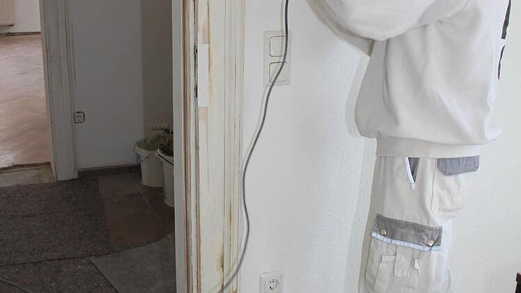 Rudi Herrbach schleift die Türstöcke ab und streicht sie neu.