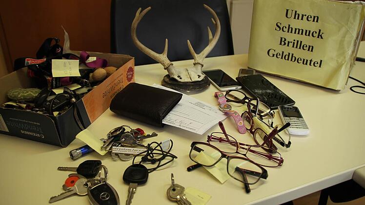 Jede Menge Schlüssel, Geldbeutel, Brillen, Handys und auch ein Geweih lagern im Schrank des Höchstadter Fundbüros.