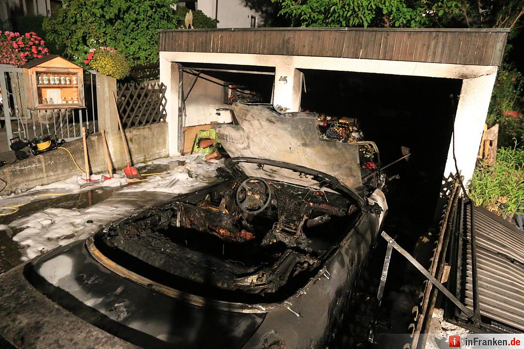 Garagenbrand in Wildensorg - Auto geht in Flammen auf