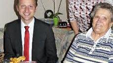 Unser Bild zeigt die Jubilarin mit ihrer Tochter Manuela Sesselmann und links Bürgermeister Robert Bosch. Foto: Reißaus
