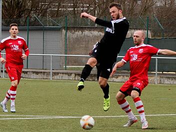 In aussichtsreicher Position trifft der Sander Thorsten Schlereth (Zweiter von rechts) den Ball nicht voll und verfehlt das Tor knapp. Rechts der Aubstadter Ulrich Scheidel
