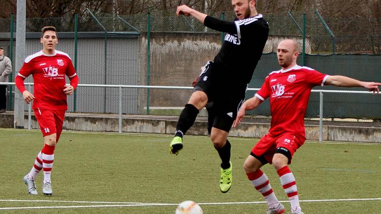 In aussichtsreicher Position trifft der Sander Thorsten Schlereth (Zweiter von rechts) den Ball nicht voll und verfehlt das Tor knapp. Rechts der Aubstadter Ulrich Scheidel