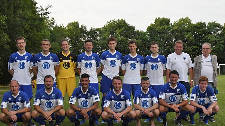 Unser Bild zeigt die Siegermannschaft der Stadtmeisterschaft Bad Kissingen, den FC 06 (oben, von links): Tobias Groh, Darko Aleksoski, Florian Rottenberger, Florian Heimerl, Lukas Rottenberger, Paul Füller, Ruslan Zhyvka, Betreuer Rainer Metz, sportlicher Leiter Klaus Rehbein und unten, von links: Christian Laus, Mario Wirth, Tony Brinkley, Arek Porombka, Santolo Vitaliagno, Vlad Ruja und Jonas Schmitt. Foto: Hopf