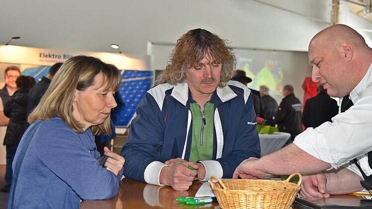 Renate Schindler und Helmut Pfleger holen sich Informationen zur Dachdämmung bei Zimmermann Heiko Büschel. Foto: Gabi Arnold