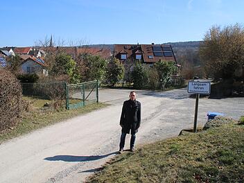 Bürgermeister Mario Götz steht im Weidengässlein in Oberthulba.