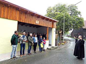 Pfarrer Christian Schmidt stellte die Schutzh&uuml;tte unter den Segen Gottes.