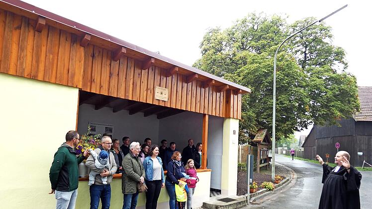 Pfarrer Christian Schmidt stellte die Schutzhütte unter den Segen Gottes.