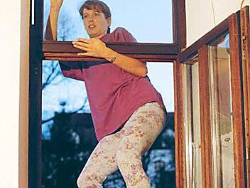 So lieber nicht Fenster putzen: Ein Sturz ist fast schon vorprogrammiert. Foto: Archiv/DBH