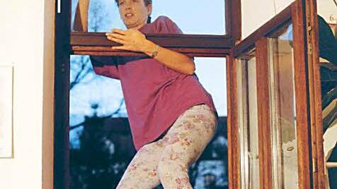 So lieber nicht Fenster putzen: Ein Sturz ist fast schon vorprogrammiert. Foto: Archiv/DBH