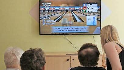 Beim Spielen auf der Wii-Konsole bekommen die Senioren Hilfe von den Schülern der 9. Klassen der Viktor-von-Scheffel Realschule. Foto: Thomas Heuchling