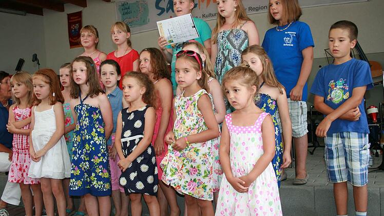 Die Kinder aus Burkardroth sangen ihren Zuhörern einige Lieder.