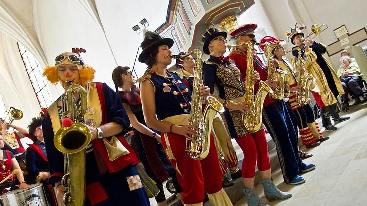 Die Quastenflosser wurden bei ihrem Auftritt in der Coburger Heilig-Kreuz-Kirche begeistert gefeiert.  Foto: Jochen Berger