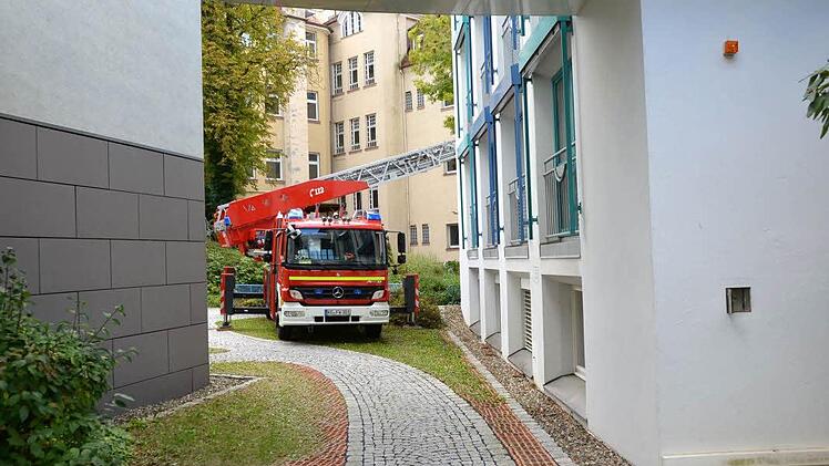 Die Drehleiter konnte im Innenhof nur bedingt eingesetzt werden. Foto: Peter Rauch