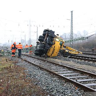 Forchheim: Bagger kippt auf Bahngleis