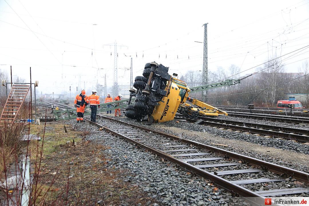 Forchheim: Bagger kippt auf Bahngleis