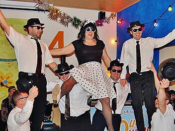 Die Blues Brothers tanzten zum Jubiläum. Foto: Sigismund von Dobschütz