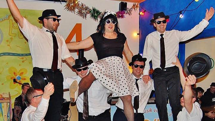 Die Blues Brothers tanzten zum Jubiläum. Foto: Sigismund von Dobschütz
