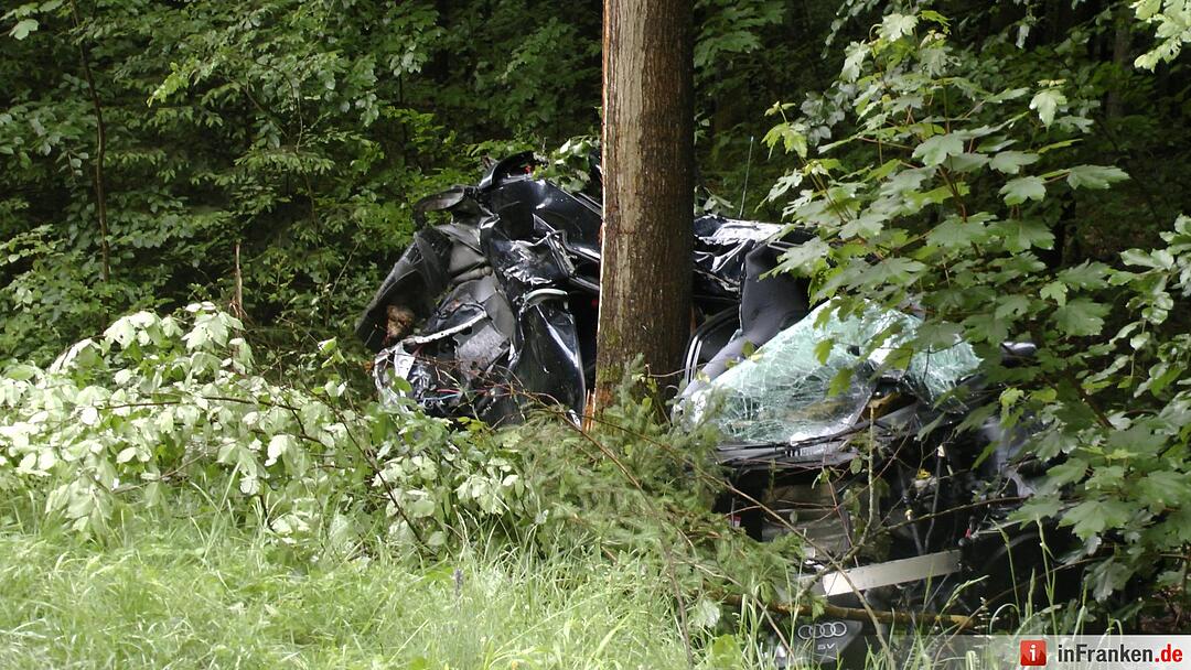 Schrecklicher Unfall erst in den Morgenstunden entdeckt - Fahrer verstirbt in seinem Auto
