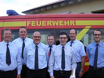 Neue Kommandanten in Oberleichtersbach gewählt: (von links) Feuerwehrverein-Vorsitzender Gerhard Helfrich, Kommandant Andreas Seidenthal, Walter Muth, KBM Volker Hägerich, stellvertretender Kommandant Matthias Ziegler, Bürgermeister Dieter Muth und Vorsitzender des Feuerwehrvereins Tobias Rienecker. Foto: Wolfgang Saam