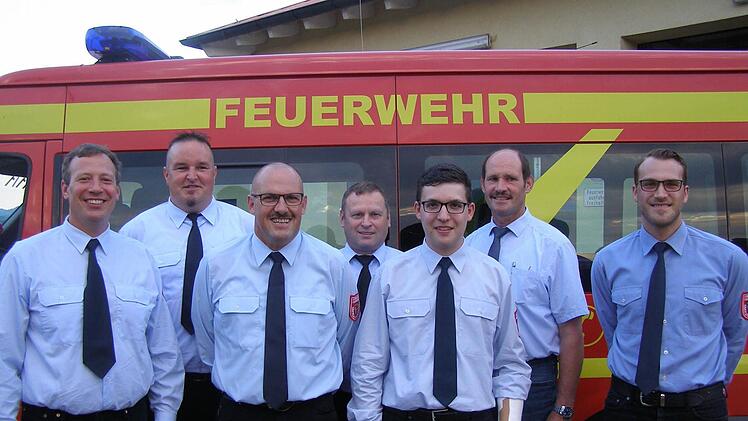 Neue Kommandanten in Oberleichtersbach gewählt: (von links) Feuerwehrverein-Vorsitzender Gerhard Helfrich, Kommandant Andreas Seidenthal, Walter Muth, KBM Volker Hägerich, stellvertretender Kommandant Matthias Ziegler, Bürgermeister Dieter Muth und Vorsitzender des Feuerwehrvereins Tobias Rienecker. Foto: Wolfgang Saam