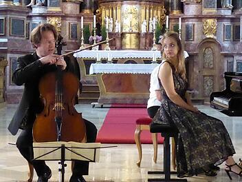 In der Hammelburger Klosterkirche spielten Jan Vogler und Lise de la Salle Sonaten von Debussy, Beethoven und Brahms. Foto: Ahnert