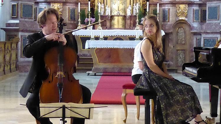 In der Hammelburger Klosterkirche spielten Jan Vogler und Lise de la Salle Sonaten von Debussy, Beethoven und Brahms. Foto: Ahnert