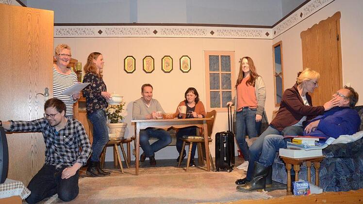 Alle sind glücklich, denn aus der verzwickten Geldknappheit zeichnet sich eine Lösung ab, glaubt man. Bei den Proben von links Michael Krampe (Bauer Franz Meier), Josefine Krappmann (Souffleuse), Christine Röhricht (Bäuerin Paula Meier), Klaus Trukenbrod (Pfarrer), Petra Krampe (Nachbarin Olga), Eva Detsch (Tochter Susi Meier), Karin Spindler (Oma Anna), Clemens Spindler (Opa Kurt). Foto: K.- H. Hofmann