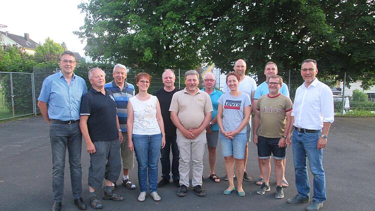 Den neu gewählten Vorstand der Teilnehmergemeinschaft bilden (von links) Manfred Manger, Alfred Graser, Günther Frank, Carmen Scheb-Thiele, Björn Heim, Harald Müller, Rainer Nuß, Silvia Dörfler, Lars Dörfler, Hans-Jörg Kaiser, Ulli Kaiser und Thomas Hack.  Foto: Winfried Ehling