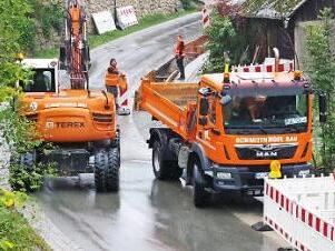 Die Kreisstraße ist auf 250 Meter halbseitig gesperrt. Foto: Hans Franz
