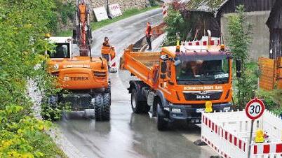 Die Kreisstraße ist auf 250 Meter halbseitig gesperrt. Foto: Hans Franz