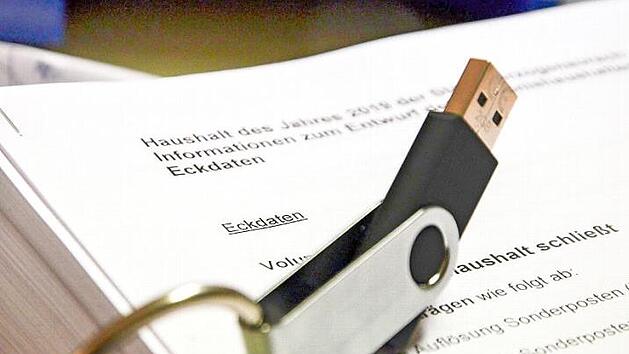 USB-Stick statt Aktendeckel: Das "digitale Rathaus" hält auch in Teuschnitz Einzug.  Symbolfoto: Archiv/Panzer