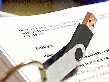 USB-Stick statt Aktendeckel: Das "digitale Rathaus" hält auch in Teuschnitz Einzug.  Symbolfoto: Archiv/Panzer